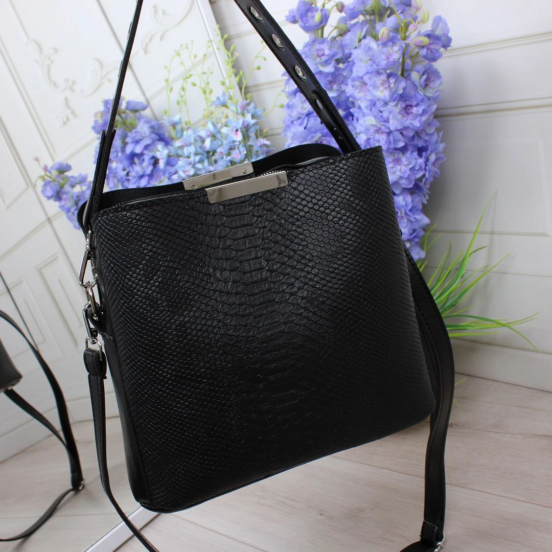 Жіноча сумка чорна змія, класична модель з еко-шкіри, практична та стильна